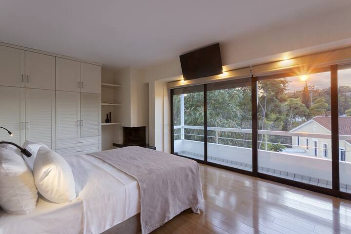 Spacious 3bdr Townhouse with Monumental View gallery image 3