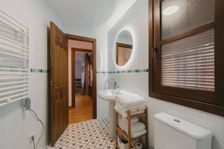 Baño completo con ventana exterior y radiador toallero.