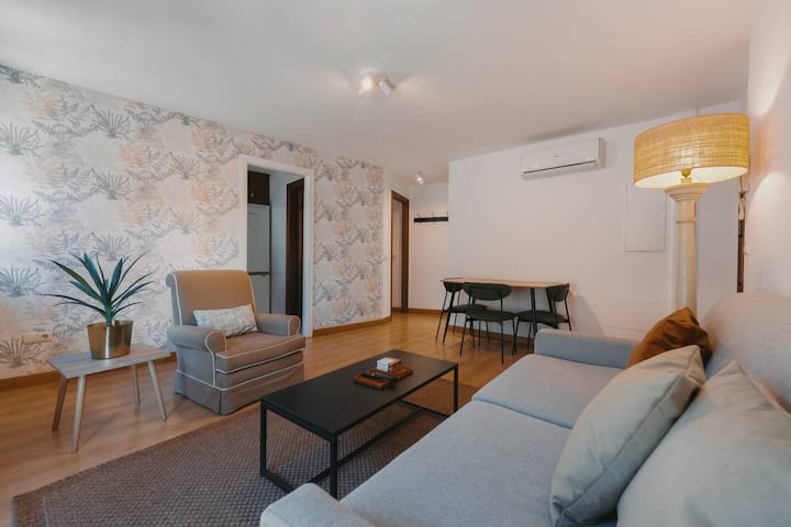 Salón con sofá cama para 2 huéspedes más: calefacción y cortinas opacas.