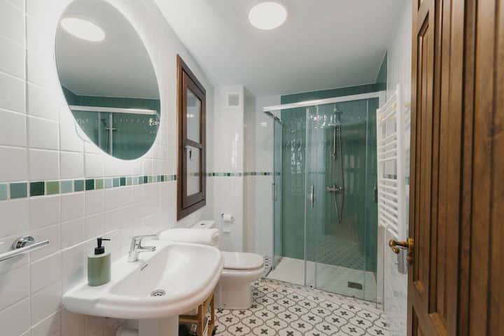 Baño completo: lavabo con espejo, botiquín y agua caliente a cualquier hora.