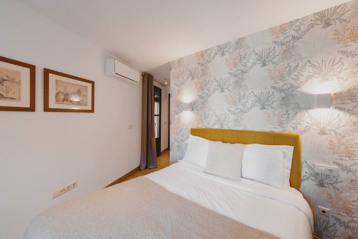Dormitorio con cama de matrimonio: ropa de cama incluida y aire acondicionado.