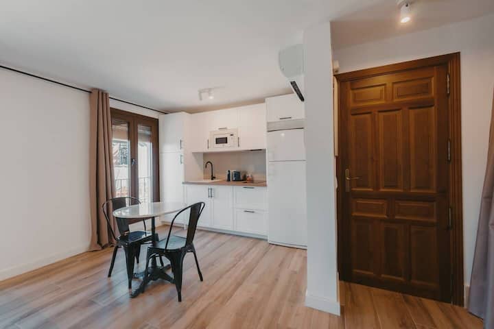 Comedor en la entrada del apartamento, abierto a la cocina.
