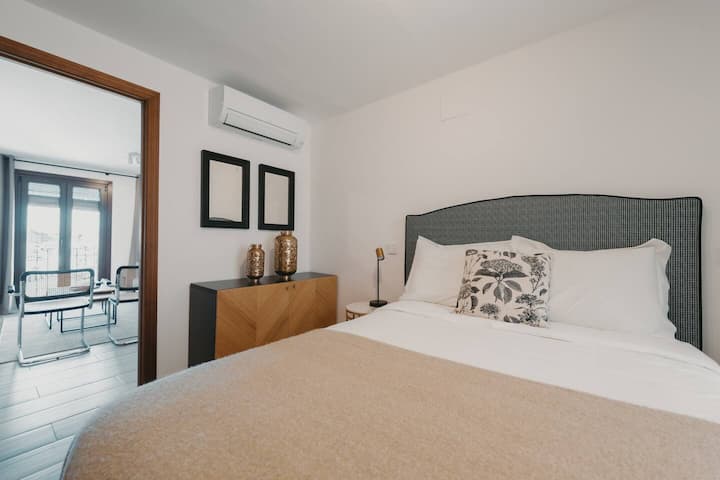 Dormitorio con aire acondicionado frío/calor y luz natural.