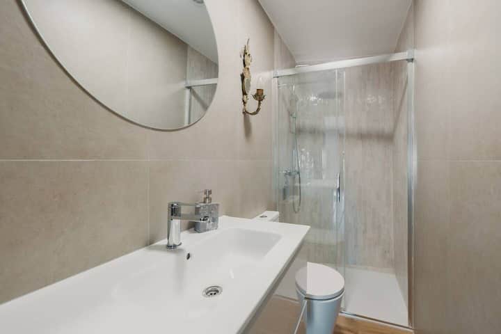 Baño completo: lavabo con espejo iluminado y agua caliente a cualquier hora.