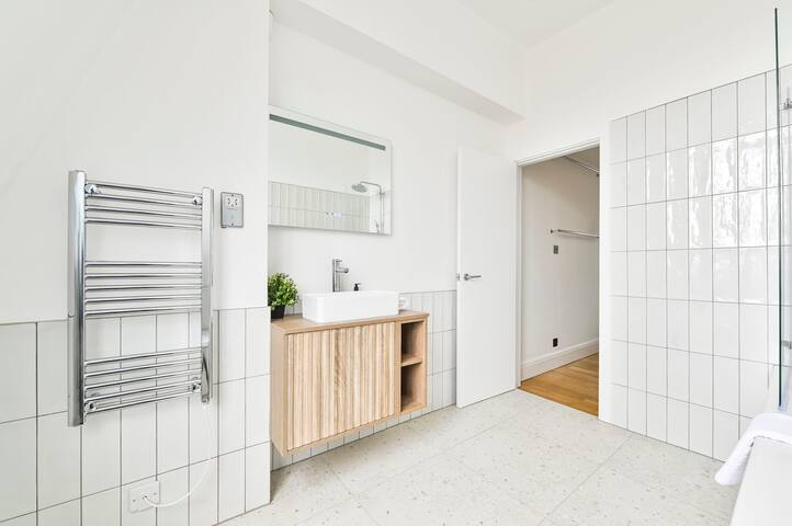 Light and Airy Central London Apartment gallery image 4