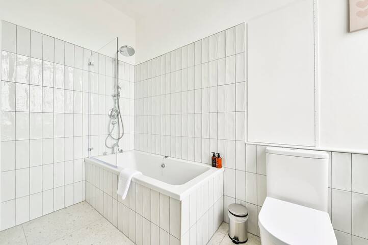 Light and Airy Central London Apartment gallery image 3