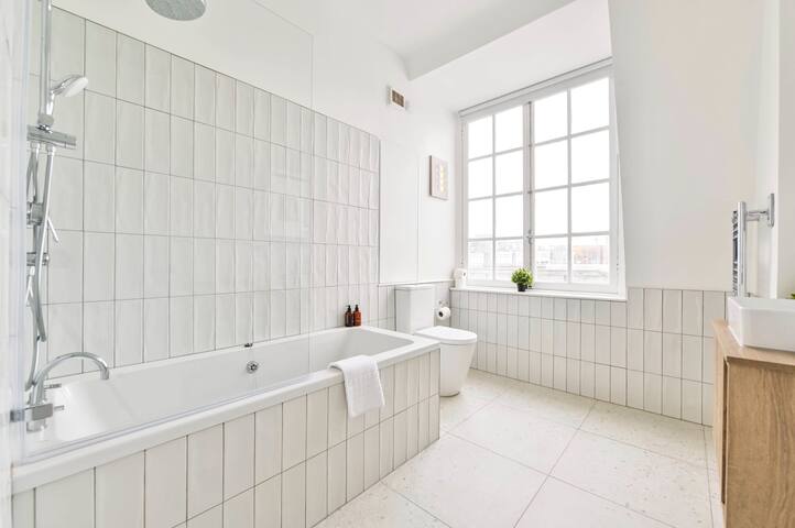 Light and Airy Central London Apartment gallery image 2