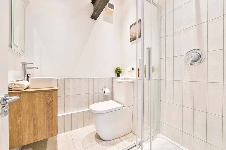 Light and Airy Central London Apartment gallery image 5