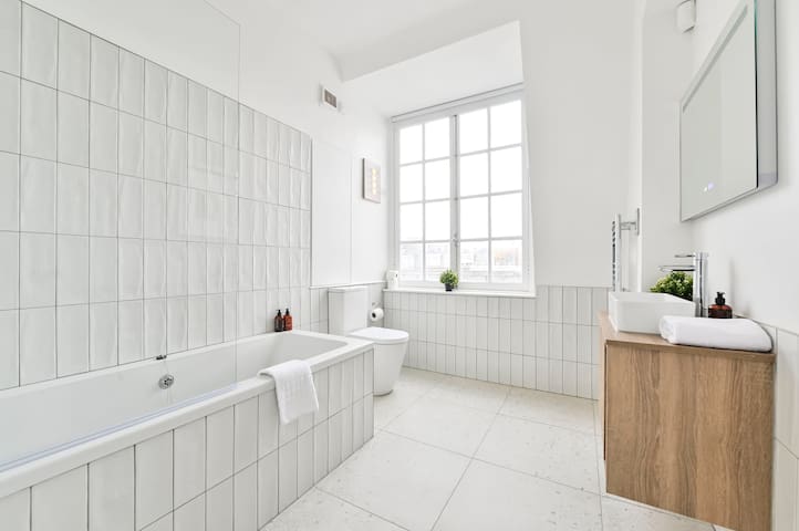 Light and Airy Central London Apartment