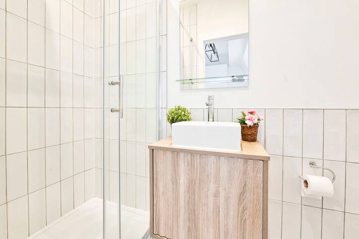 Wonderful Fitzrovia 3 Bed Apartment gallery image 4