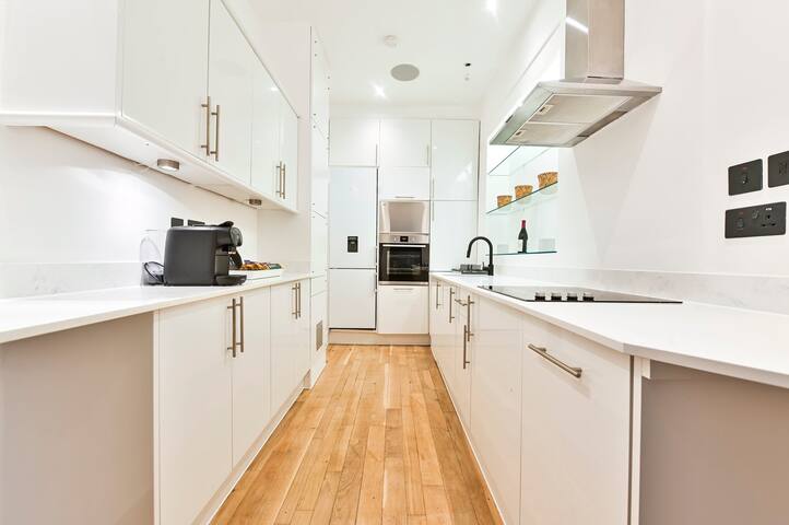 Wonderful Fitzrovia 3 Bed Apartment gallery image 5