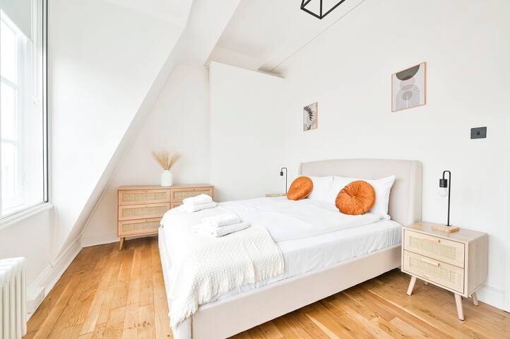 Wonderful Fitzrovia 3 Bed Apartment gallery image 2