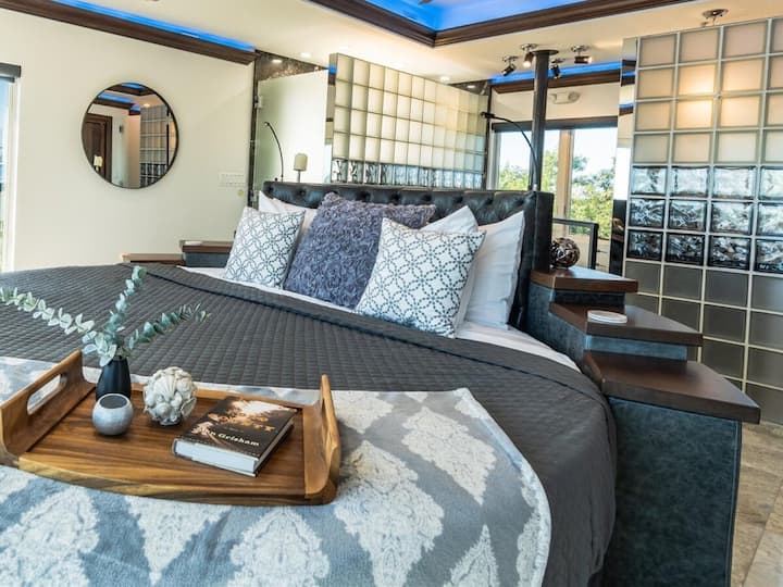 Zgjohu me lindjen e diellit dhe fli me flladin e oqeanit në këtë suitë të paharrueshme.