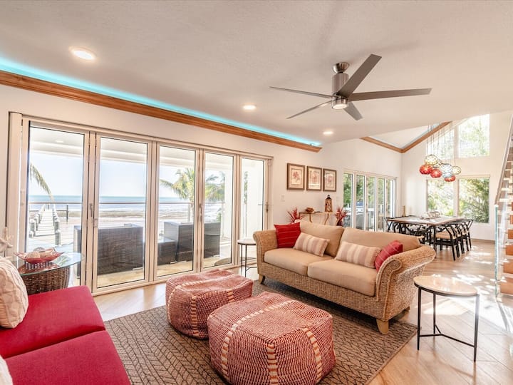 Dhoma e ndenjjes e gjerë hapet plotësisht në ballkon, duke përzier jetesën e brendshme dhe të jashtme me pamje nga Atlantiku.