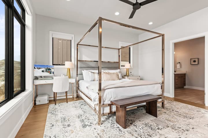 Главна спална соба со луксузен брачен кревет (широк 150-179 см) со сопствена бања 