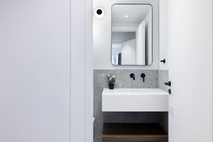 MoRe Exclusive Apt#10|2Bed Luxe by ZOIA Living gallery image 5