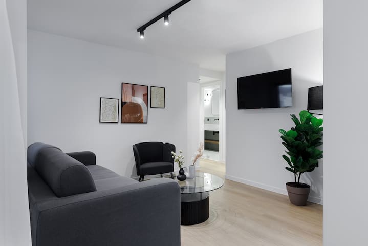 MoRe Signature Apt#11|Sunny 2Bd by ZOIA Living