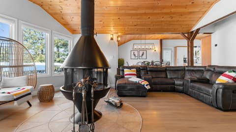 Stunning Waterfront Cottage Getaway