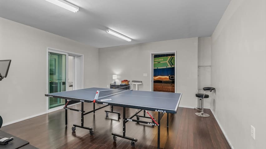 Large 6BR Lakefront Home w Pool, Hot Tub gallery image 3