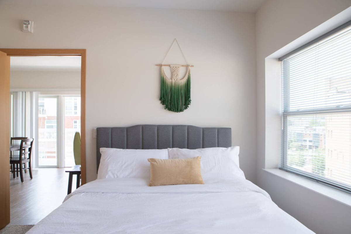 חדר שינה עם מיטת קווין סייז