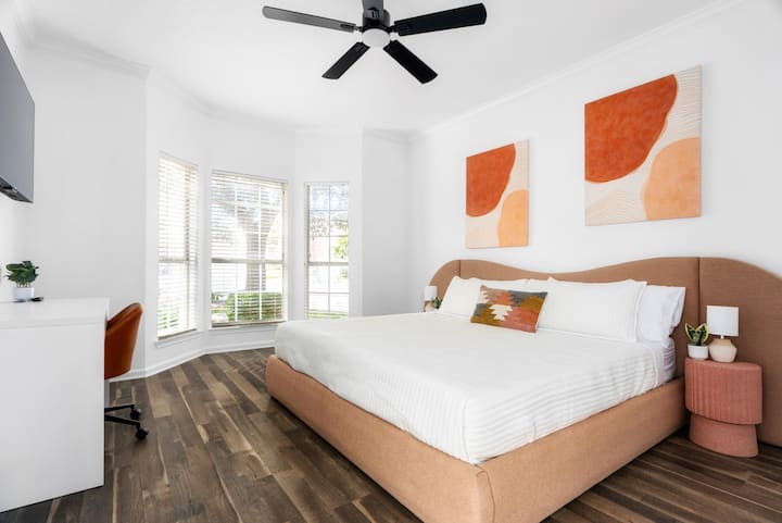 ¡Despiértate con la luz natural en este elegante y espacioso dormitorio, con una acogedora cama tamaño king, una decoración moderna y un espacio de trabajo dedicado para la máxima comodidad!