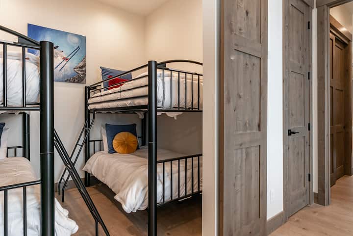 - მყუდრო ორსართულიანი ოთახი გამძლე ჩარჩოებითა და კომფორტული თეთრეულით
- სახალისო სათხილამურო თემატური ხელოვნების ნიმუშები საცხოვრებელს თავგადასავალს სძენს
- მოსახერხებელი მდებარეობა დერეფანთან, სხვა ოთახებთან მარტივი წვდომისთვის