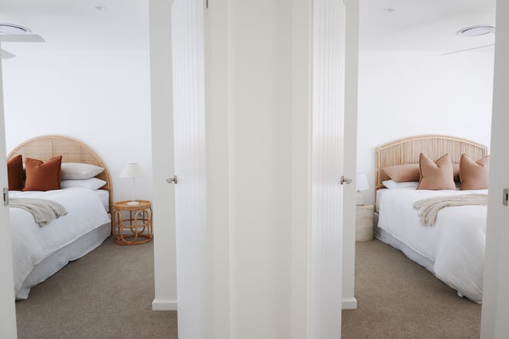 חדרי שינה 2 ו-3 - לשניהם יש מיטות קווין סייז, מאווררי תקרה וארונות.