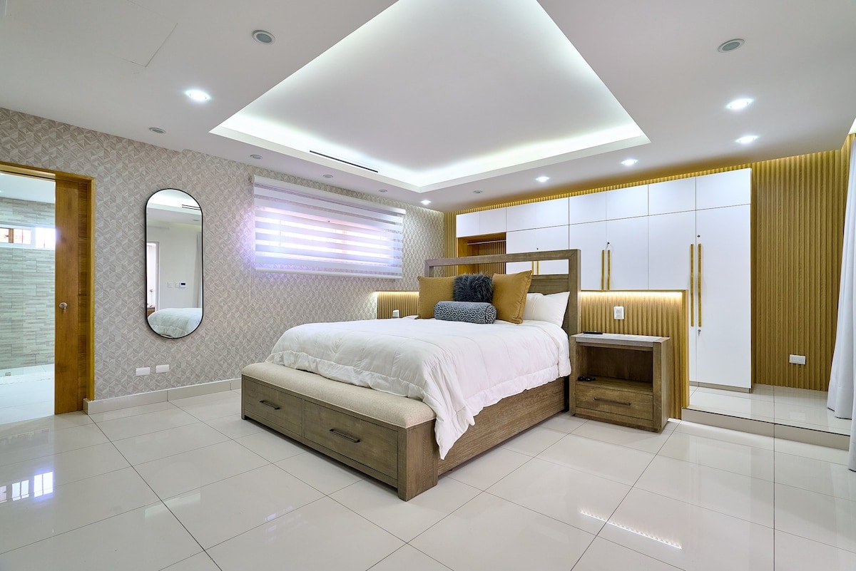 Disfruta de la comodidad con una cama tamaño king, baño privado, aire acondicionado y TV. Este refugio en el segundo piso es tu oasis privado en el corazón de la ciudad.