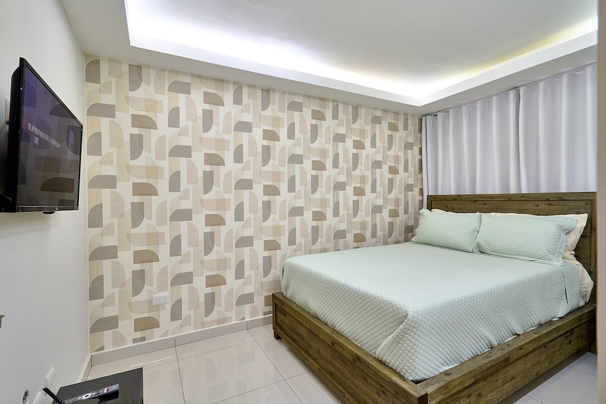 Ideal para huéspedes individuales o niños, esta habitación cuenta con una cama de tamaño completo, TV y acceso al baño compartido, un espacio práctico y cómodo para recargar energías.

