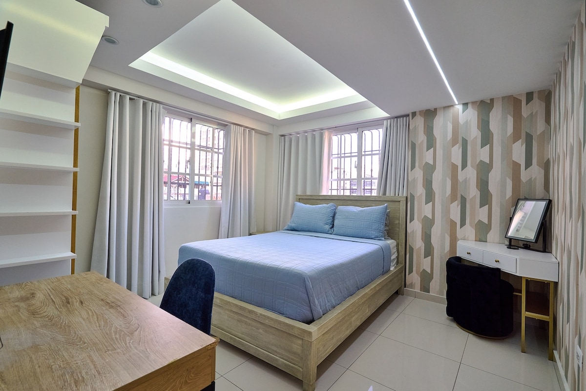 Relájate en esta acogedora habitación con cama completa, acceso al baño compartido, TV y todos los elementos básicos para una buena noche de sueño.

