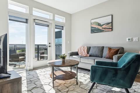 Popular Airbnb listing: Chic 2 Bedroom Suite with Rooftop and Pool Access in Deep Ellum