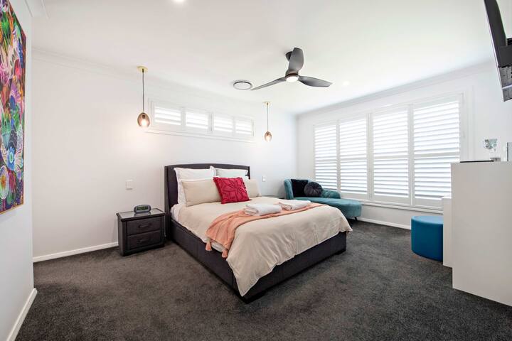 Главна спална соба - брачен кревет (широк 150-179 см), сопствен апартман, паметен телевизор, електрично ќебе + WIR