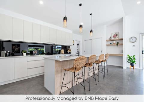 Waterway Retreat | Serene Living, Entertains 8