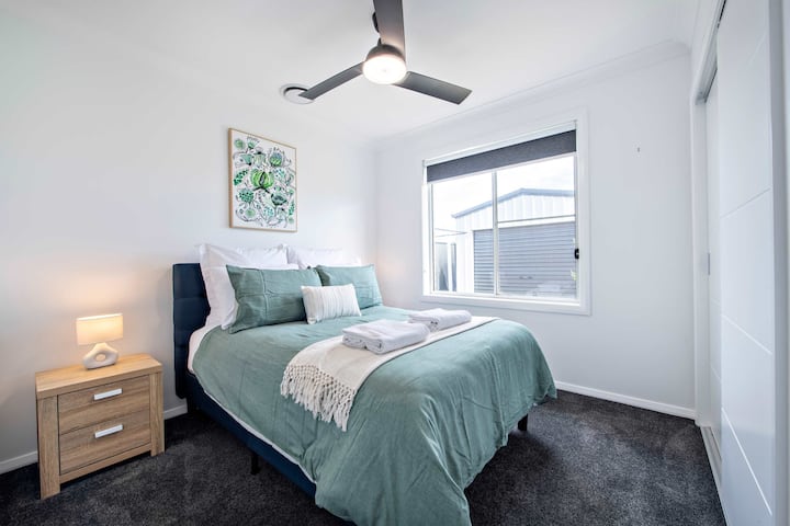 Спална соба 3 - брачен кревет (широк 180-220 см), електрично ќебе + БИР