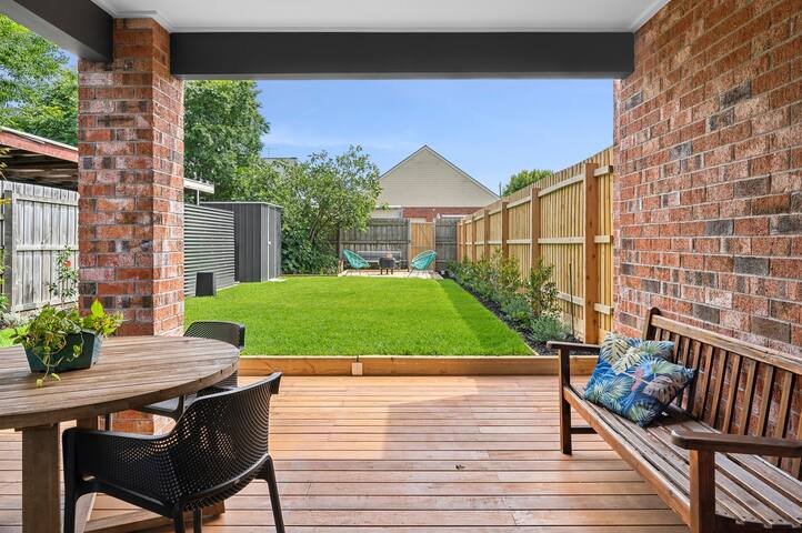 St Helens I Stunning Family Townhouse in Geelong