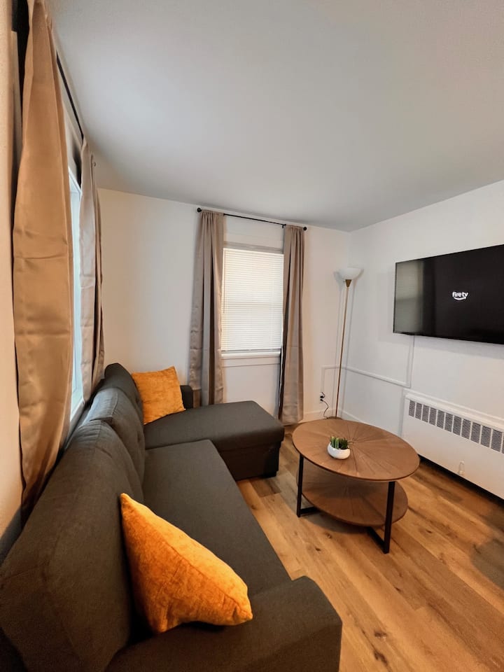 壁挂式电视，提供中央和放松的媒体体验。