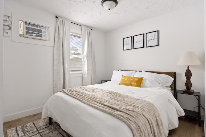 中性标准双人床卧室，提供安静而放松的睡眠体验。