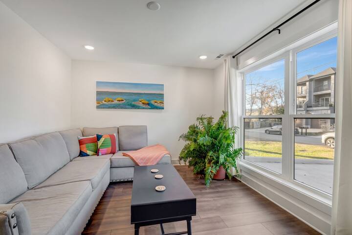 Brand New*12 min to Broadway*RIVER*Views* gallery image 5