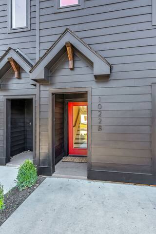 Brand New*12 min to Broadway*RIVER*Views* gallery image 3