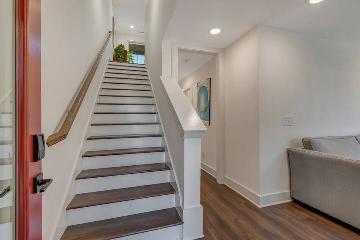 Brand New*12 min to Broadway*RIVER*Views* gallery image 4