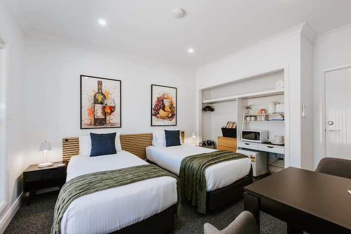 Kila moja ya vyumba vya kulala vitanda vya ukubwa wa kifalme vinaweza kugawanywa katika vitanda viwili vya mtu mmoja, ili kutoshea makundi au familia.