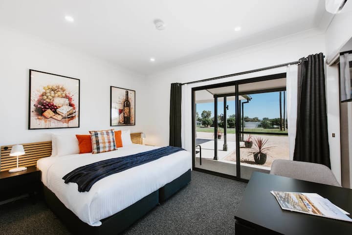 Chumba cha kulala cha tatu pia kina ufikiaji wake wa faragha iliyoongezwa na kina kitanda cha ukubwa wa kifalme, chumba cha kupikia na kiyoyozi.