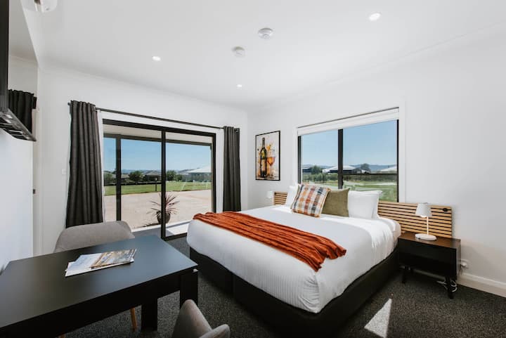 Meza katika chumba cha kulala cha nne inaweza kutumika kama sehemu mahususi ya kufanyia kazi, wakati pia ina televisheni na kitanda cha ukubwa wa kifalme na chumba cha kulala.