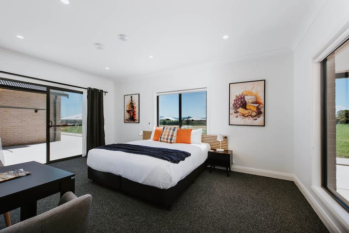 Chumba cha kulala cha tano ni chumba kinachoweza kufikika na kinaweza kutoshea kiti cha magurudumu. Ina kitanda cha ukubwa wa kifalme na bafu la ufikiaji.