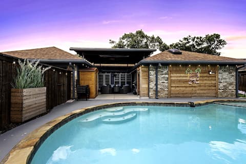 Platinum Escape with Pool, Spa, Sauna & Arcade