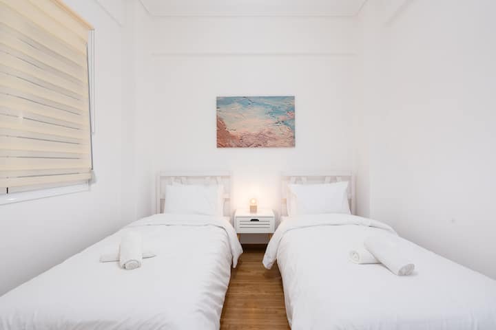 Втората спална соба има две удобни близнаци облечени во најдобрата постелнина.