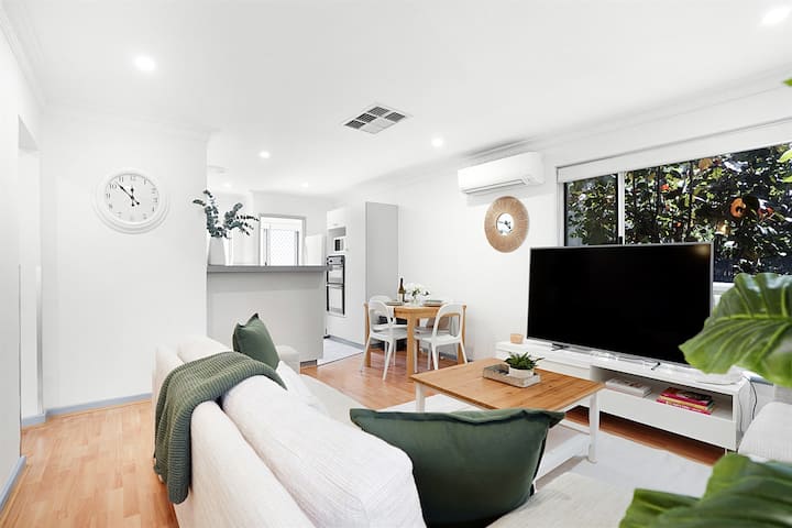 Easy Dayze: Steps To Sand, Shops & Sips! - Perth