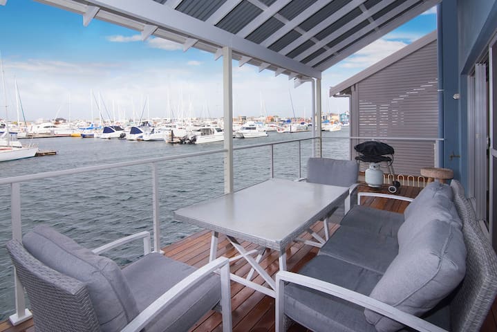 Marina Edge-Kayaks, Bikes x2, BBQ, Private Jetty