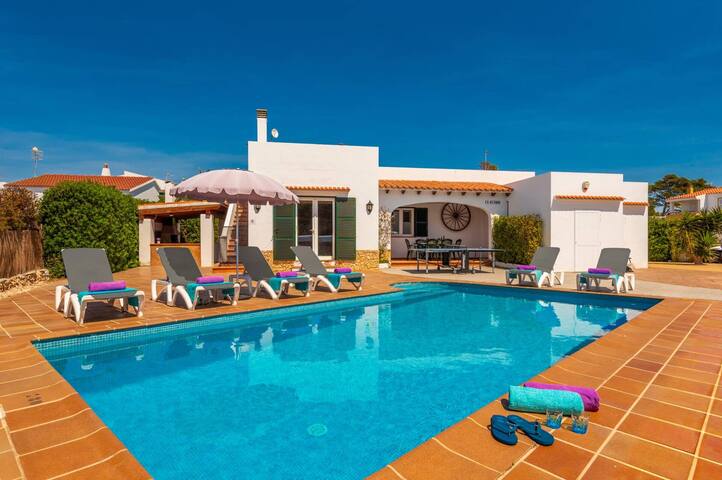 Villa Anneuxu by Villa Plus