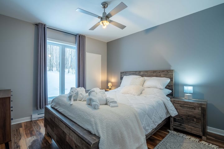 Master Bedroom - Queen Bed